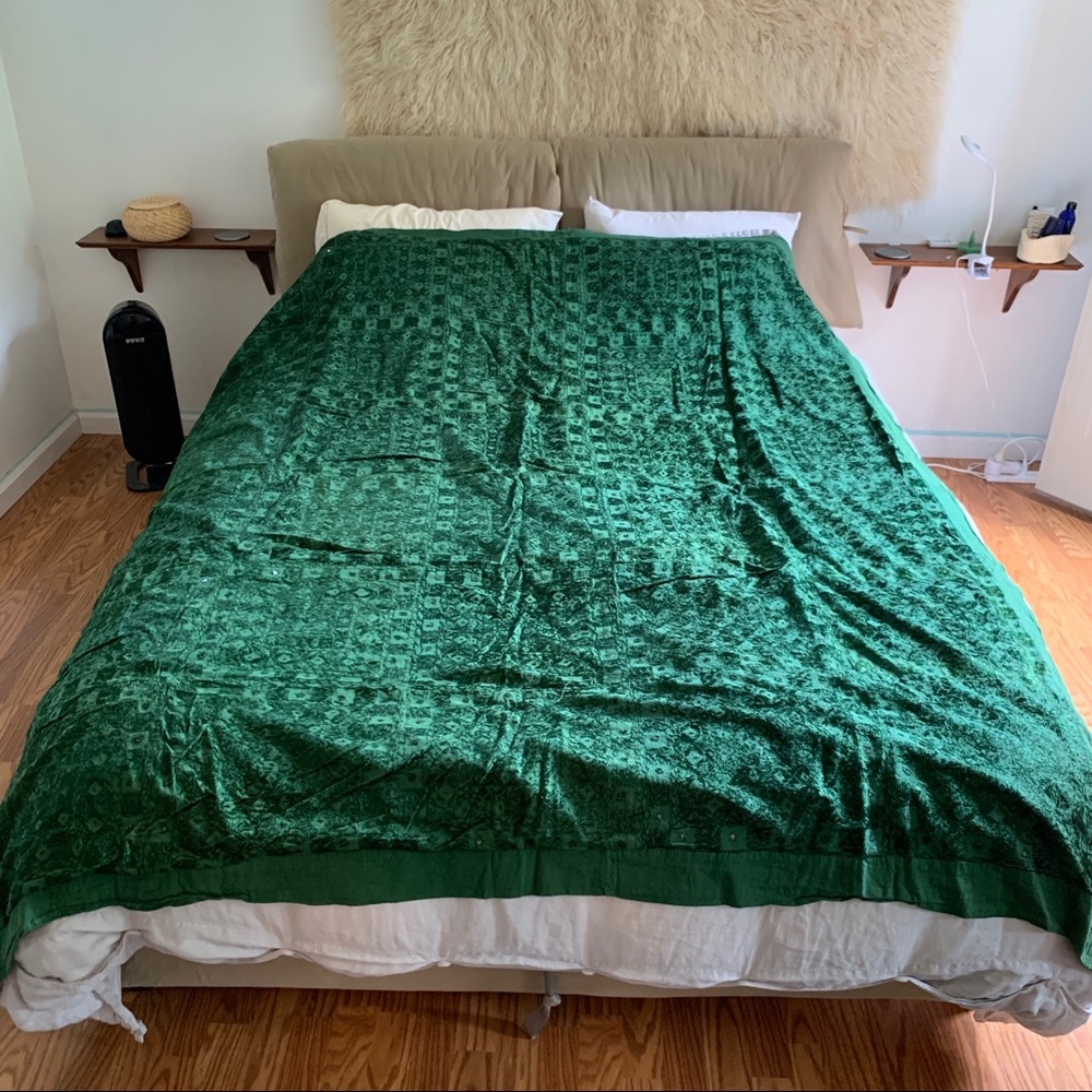 Vintage mirror embroidered blanket